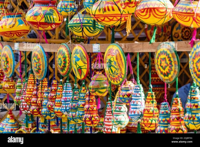 Qué actividades y productos ofrece la feria artesanal del Liceo Bicentenario en Viña del Mar 2 artisan crafts displayed at a vibrant fair