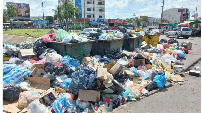 basura acumulada en una calle urbana