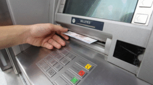 cajero automatico con billetes sobrantes