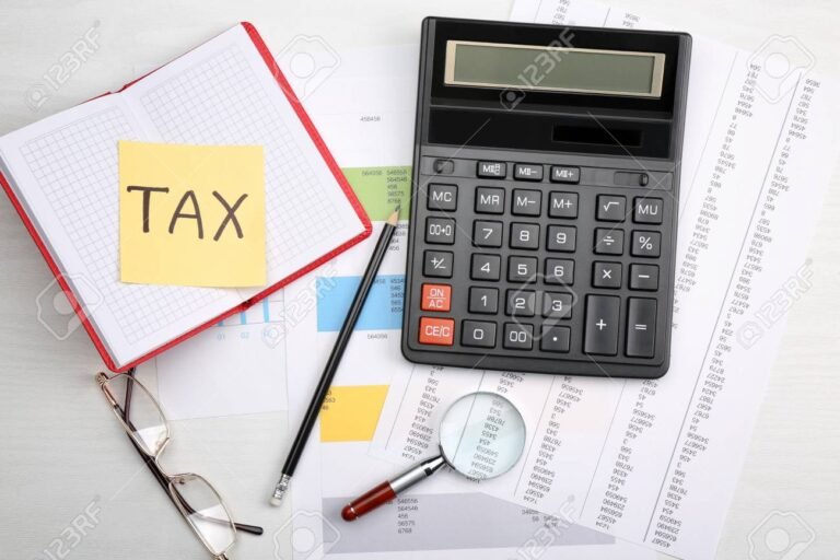 Qué Es la Tasa Marginal de Impuesto a la Renta y Cómo Se Calcula 2 calculadora sobre una mesa con documentos fiscales