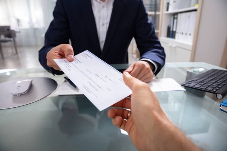 Qué es un cheque al portador y cómo se utiliza un ejemplo