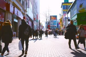 ciudad urbana con gente en la calle