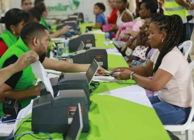 ciudadanos recibiendo beneficios del gobierno