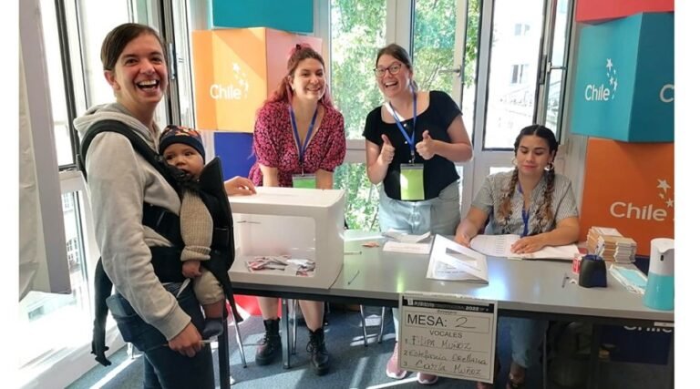 Se debe sacar un permiso para votar en Chile 6 Se debe sacar un permiso para votar en Chile