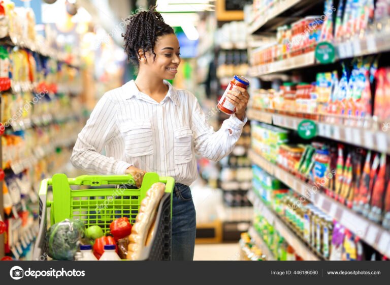 Cómo agendar hora en Jumbo para hacer tus compras 2 cliente feliz en un supermercado moderno