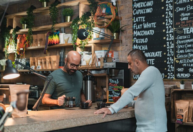 Cómo puedo emprender sin dinero en Chile Estrategias efectivas 8 emprendedor trabajando en un cafe