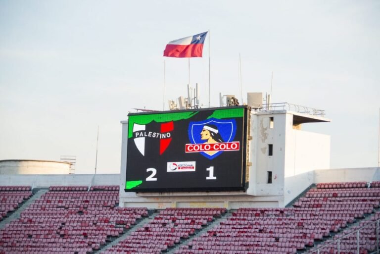 Por qué Colo Colo enfrenta una sanción y qué implica para el club 2 estadio vacio con banderas de colo colo