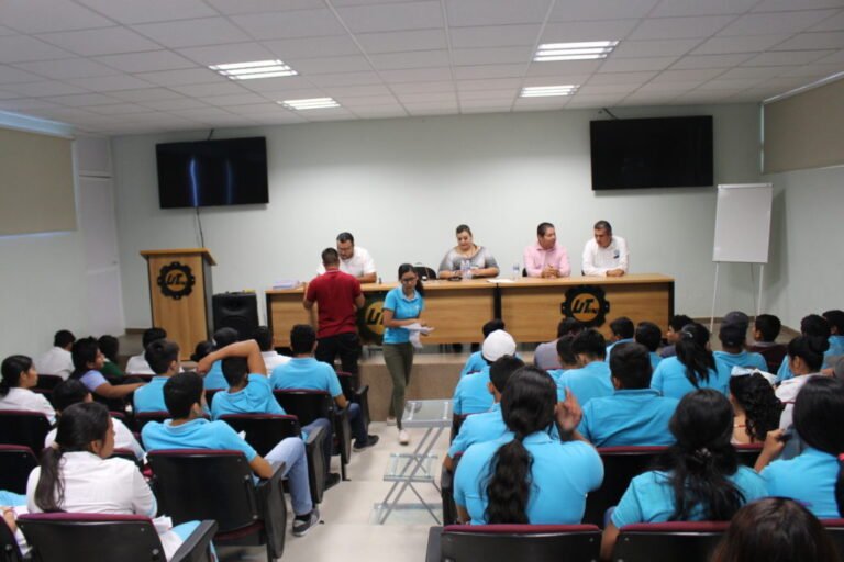 estudiantes recibiendo becas en aula