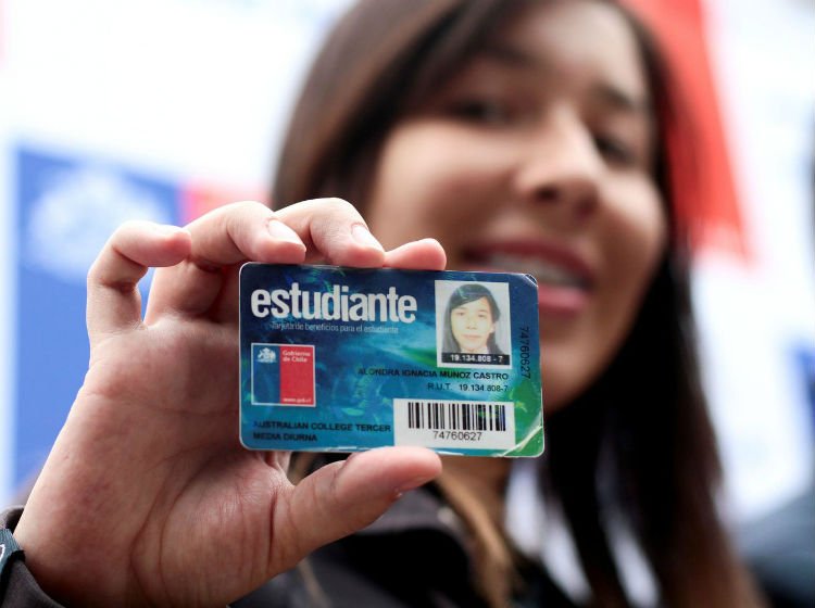 Qué dice la ley sobre el pase escolar durante todo el año en Chile 2 estudiantes usando pase escolar en chile