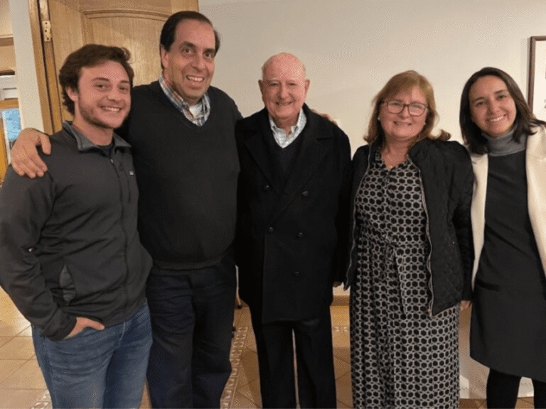 familia chilena disfrutando de un momento juntos