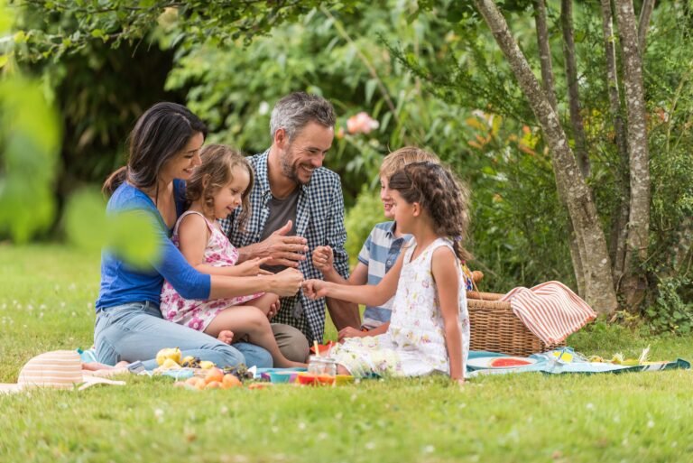 familia disfrutando de un dia al aire libre