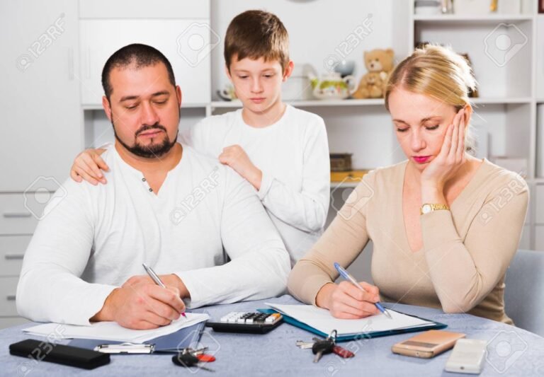 familia entregando documentos en una oficina