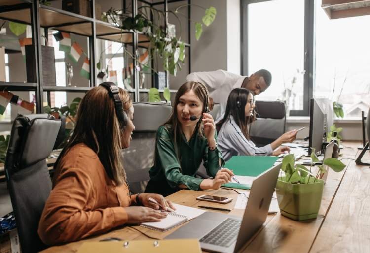 grupo de agentes en un call center