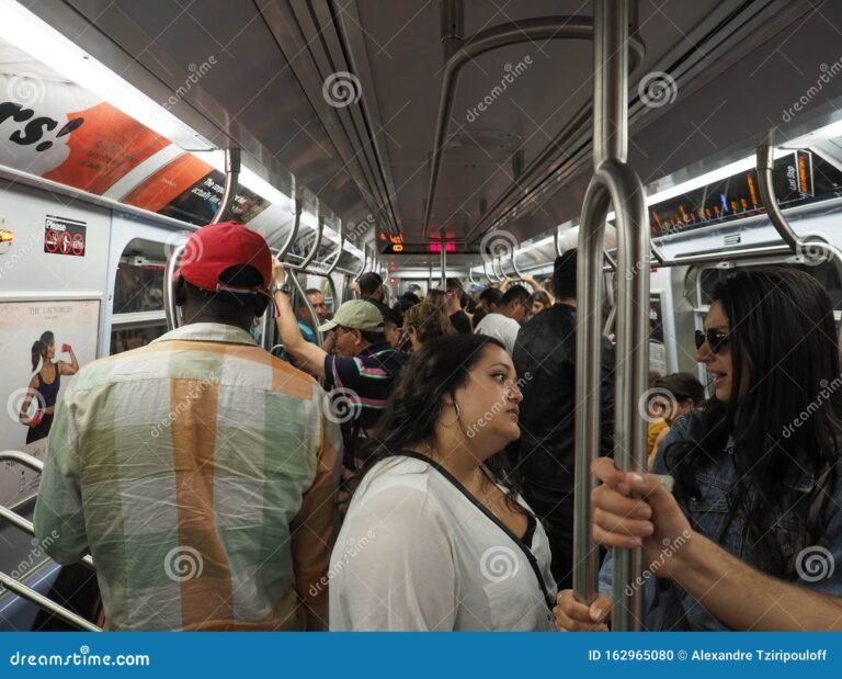 Cuántas personas pueden viajar cómodamente en un tren del metro