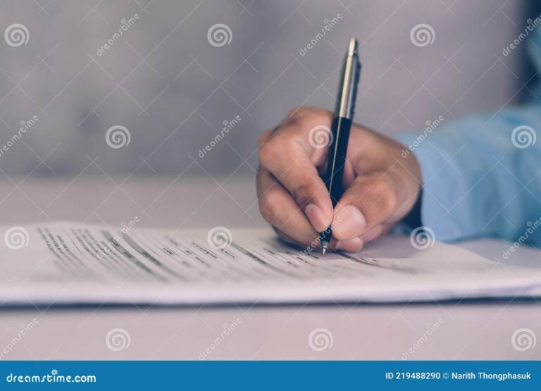 Cómo se elabora un finiquito para trabajadora de casa particular por mutuo acuerdo 2 manos firmando un contrato en escritorio