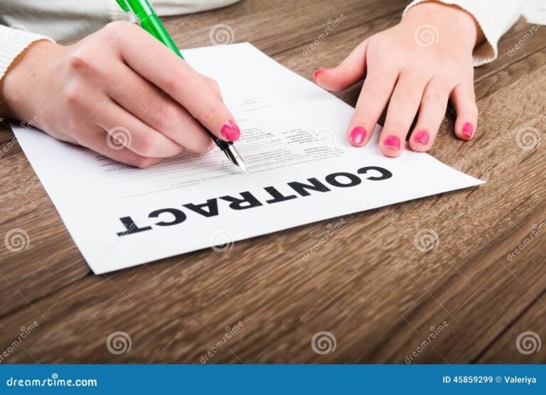 manos firmando un documento importante