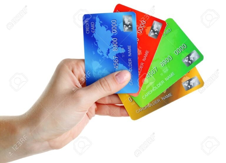 manos sosteniendo una tarjeta de credito
