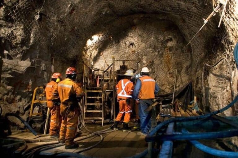 Qué información necesito saber sobre Compañía de Minas Buenaventura 2 mineros trabajando en un yacimiento minero