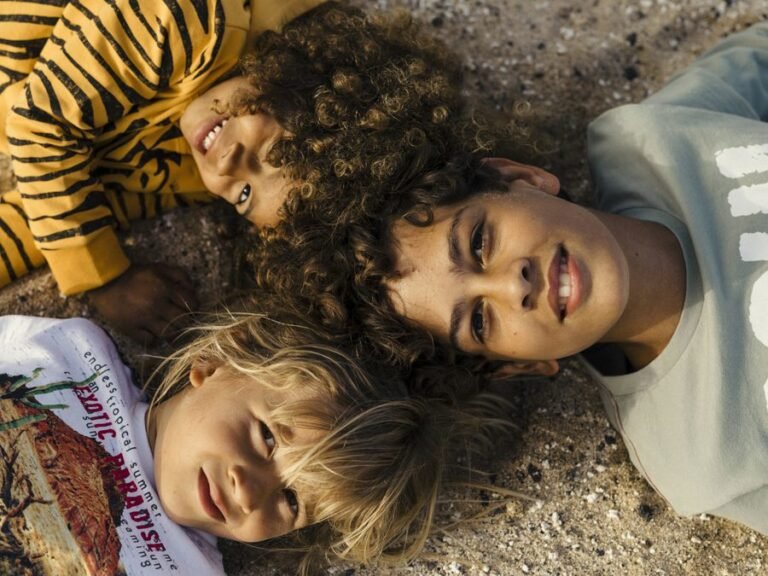 De qué trata "Seis años de vacaciones" de Jules Verne 2 ninos en una isla desierta explorando