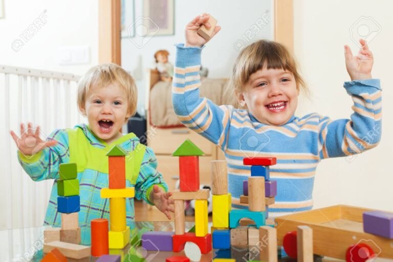 ninos felices jugando en un hogar