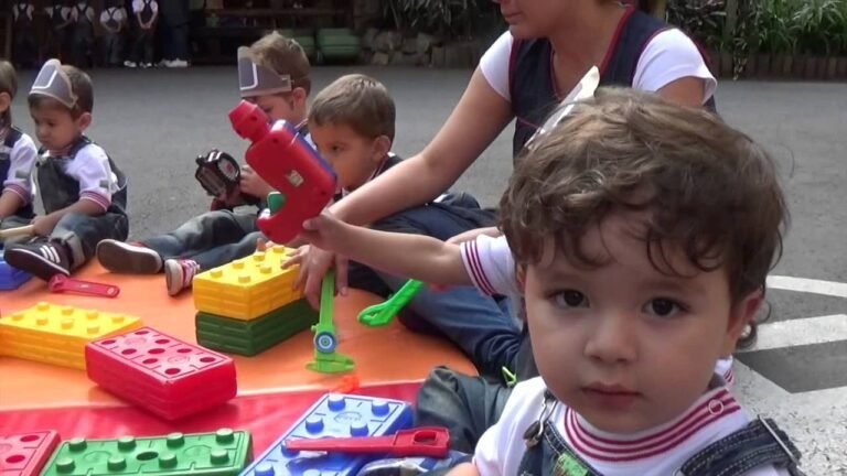 Qué servicios ofrece el Jardín Infantil y Sala Cuna Los Ruiles 2 ninos jugando en un jardin infantil 5