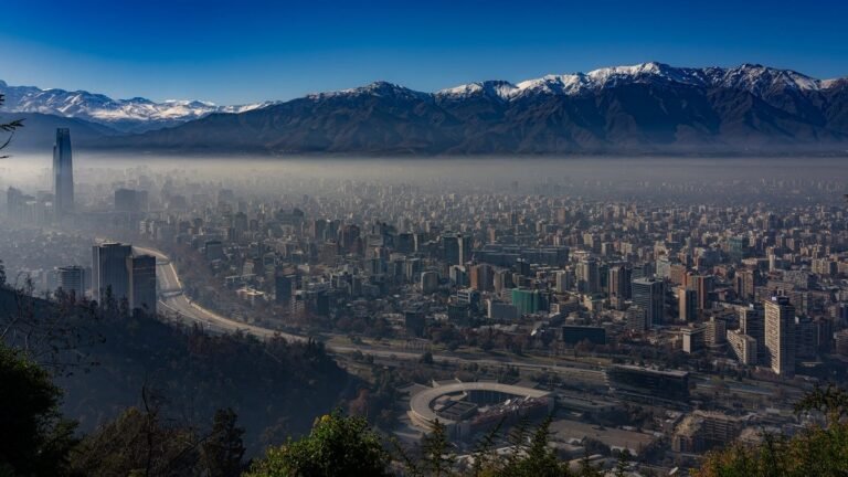 Es Chile un país del tercer mundo o ha avanzado hacia el desarrollo 2 paisaje urbano de santiago de chile