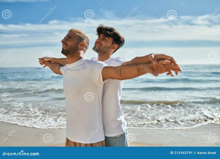 pareja de hombres sonriendo en la playa