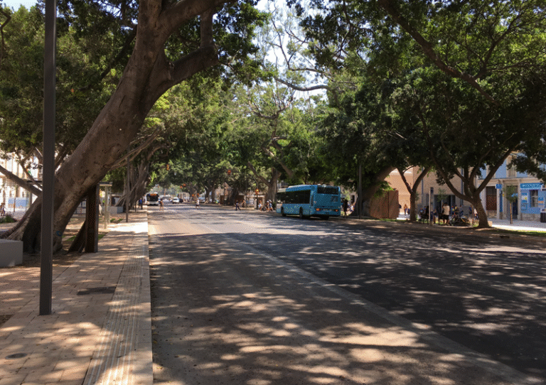 Qué manuales y normativas sobre pavimentación ofrece el MINVU 2 pavimento urbano en una calle transitada