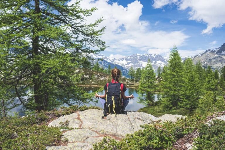 Cómo puedo saber si soy militante de algún partido político 2 persona meditando en un entorno natural