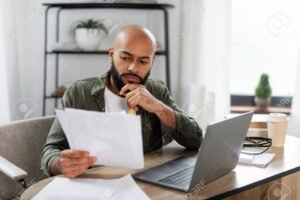persona revisando documentos en una oficina 3