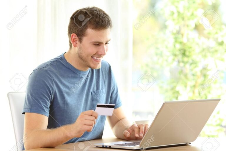 persona usando computadora para pagar en linea