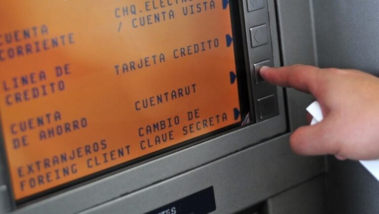 Cómo solicito la nueva tarjeta RUT del Banco Estado en Chile 8 persona usando tarjeta rut en un cajero
