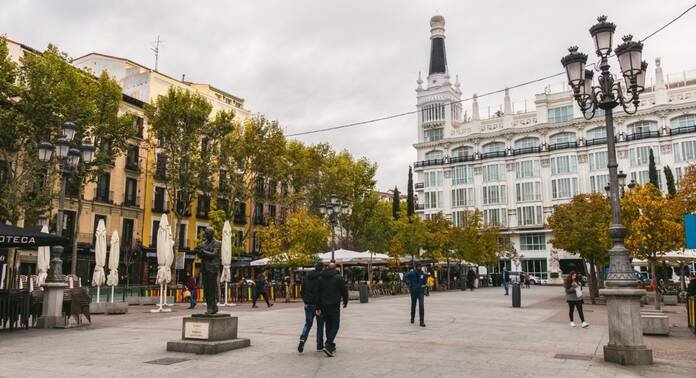 Qué actividades y atracciones ofrece la Plaza de Santa Ana 3 Qué actividades y atracciones ofrece la Plaza de Santa Ana