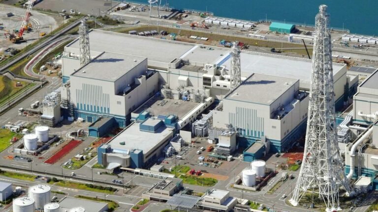 Qué información hay sobre el reactor nuclear en La Reina 10 reactor nuclear en un paisaje urbano