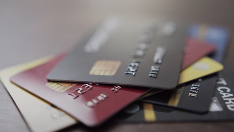 tarjetas de credito apiladas en una mesa