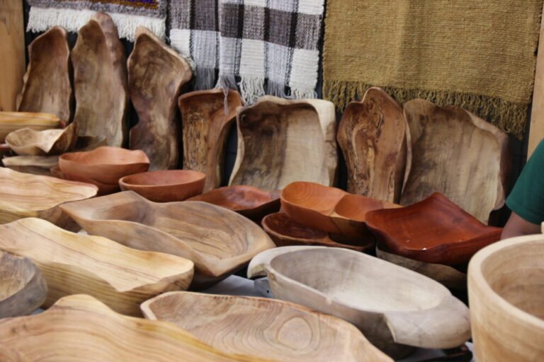 Qué técnicas y significados tiene el tallado en madera mapuche