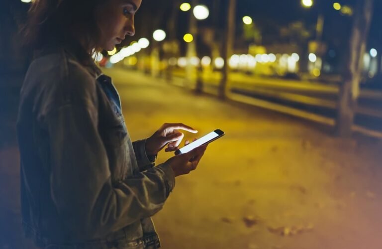 telefono de seguridad en una ciudad tranquila