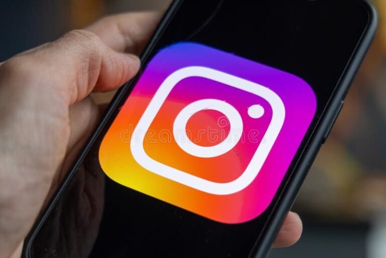 telefono movil con icono de instagram