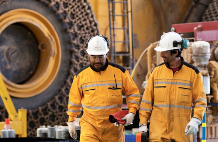 Es posible acceder a la jubilación anticipada por trabajo pesado en Chile 2 trabajadores en faenas mineras en chile