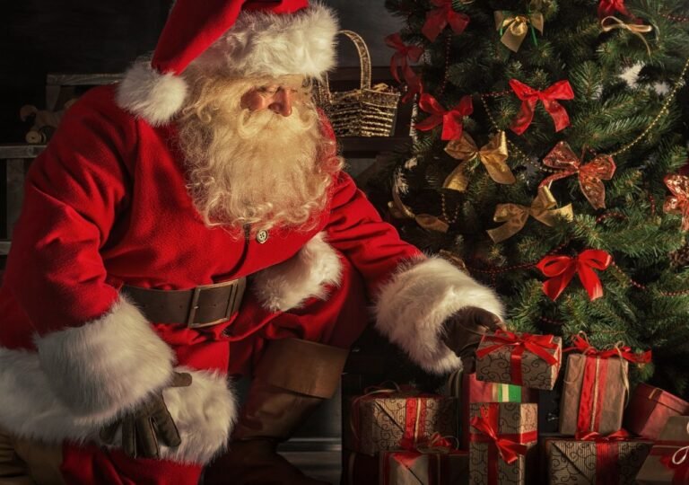 Cómo puedo llamar al Viejito Pascuero de Coca-Cola en estas fiestas 2 viejito pascuero con regalos navidenos